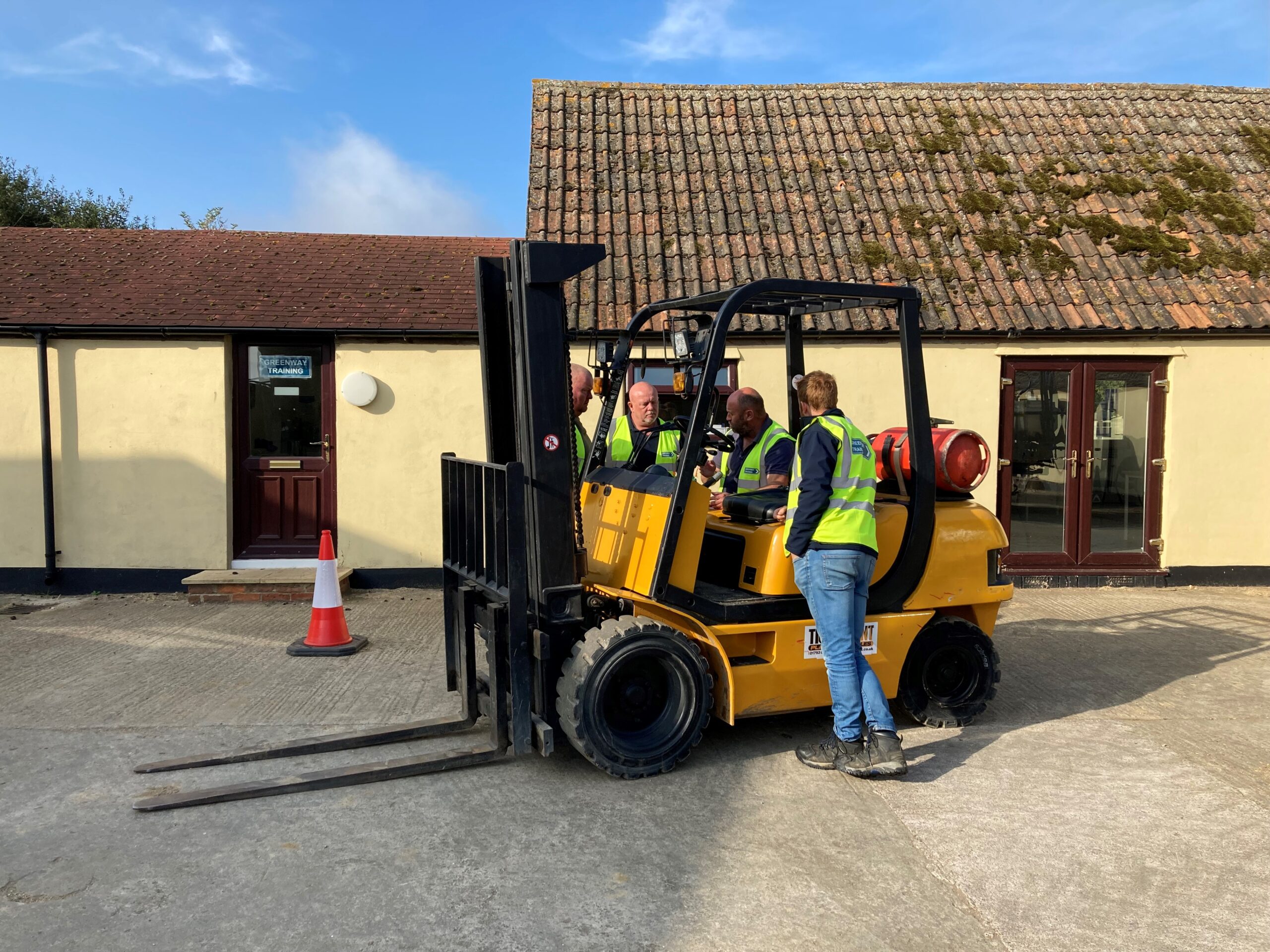LANTRA Awards Counterbalance Forklift Trucks Refresher [Experienced Operators] Course