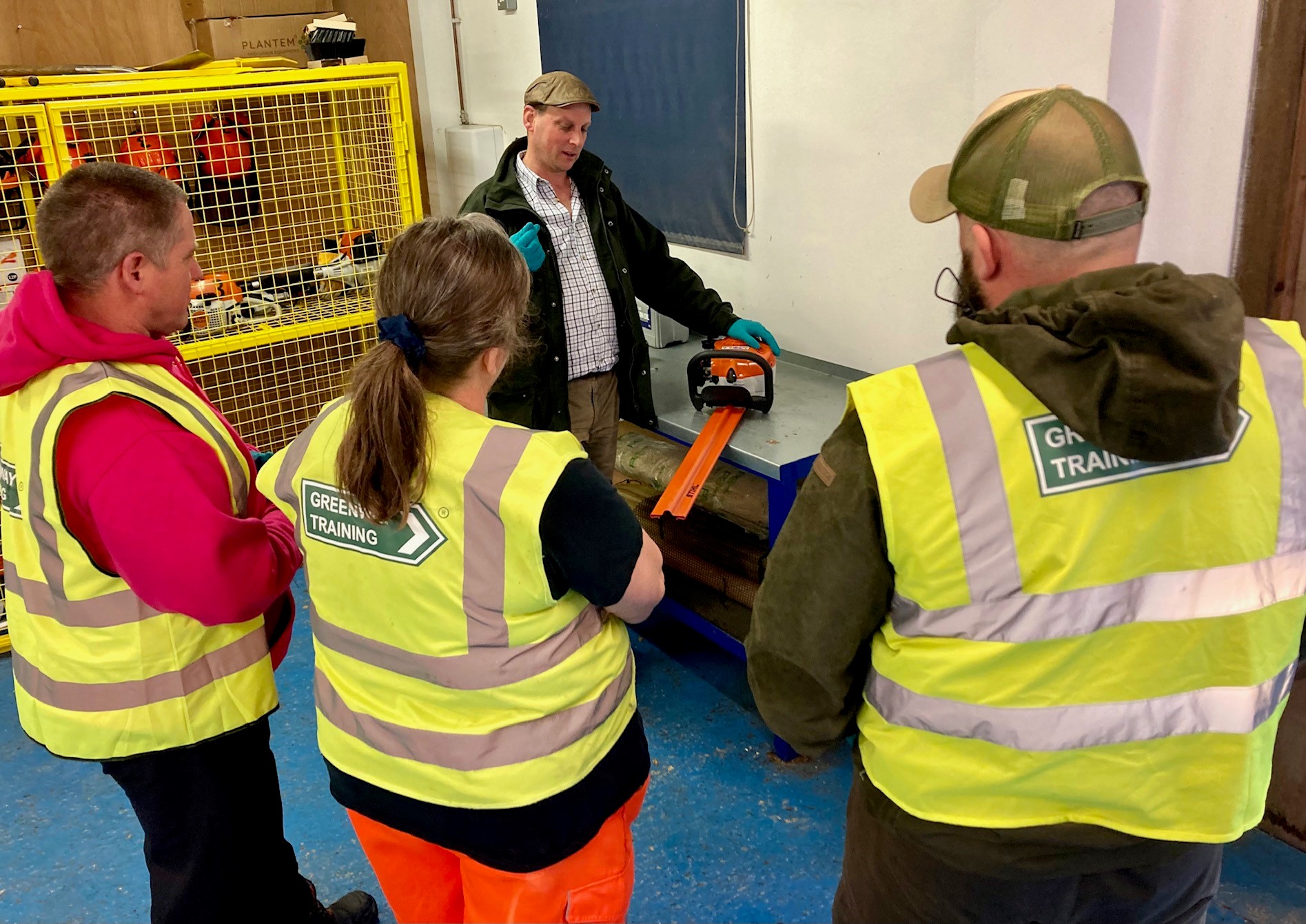 LANTRA Awards Handheld Hedgetrimmer with Leaf Blowers Course