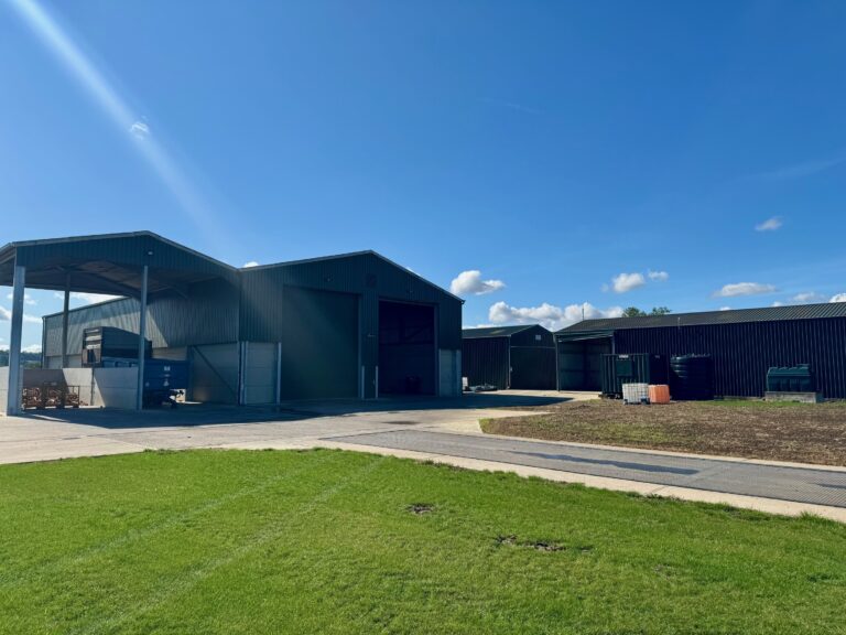 To Let: Large Portal-Framed Barn:  7,000 ft2 /650m2